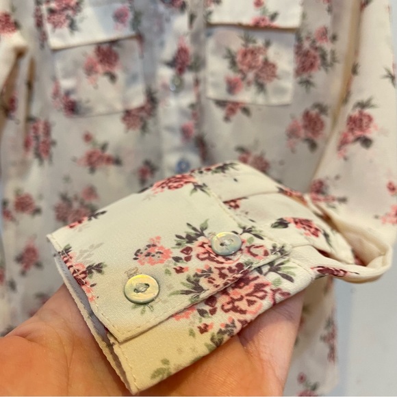 Joyfolie 3t Floral blouse. Off white with pink flowers. Excellent used condition - Picture 6 of 8